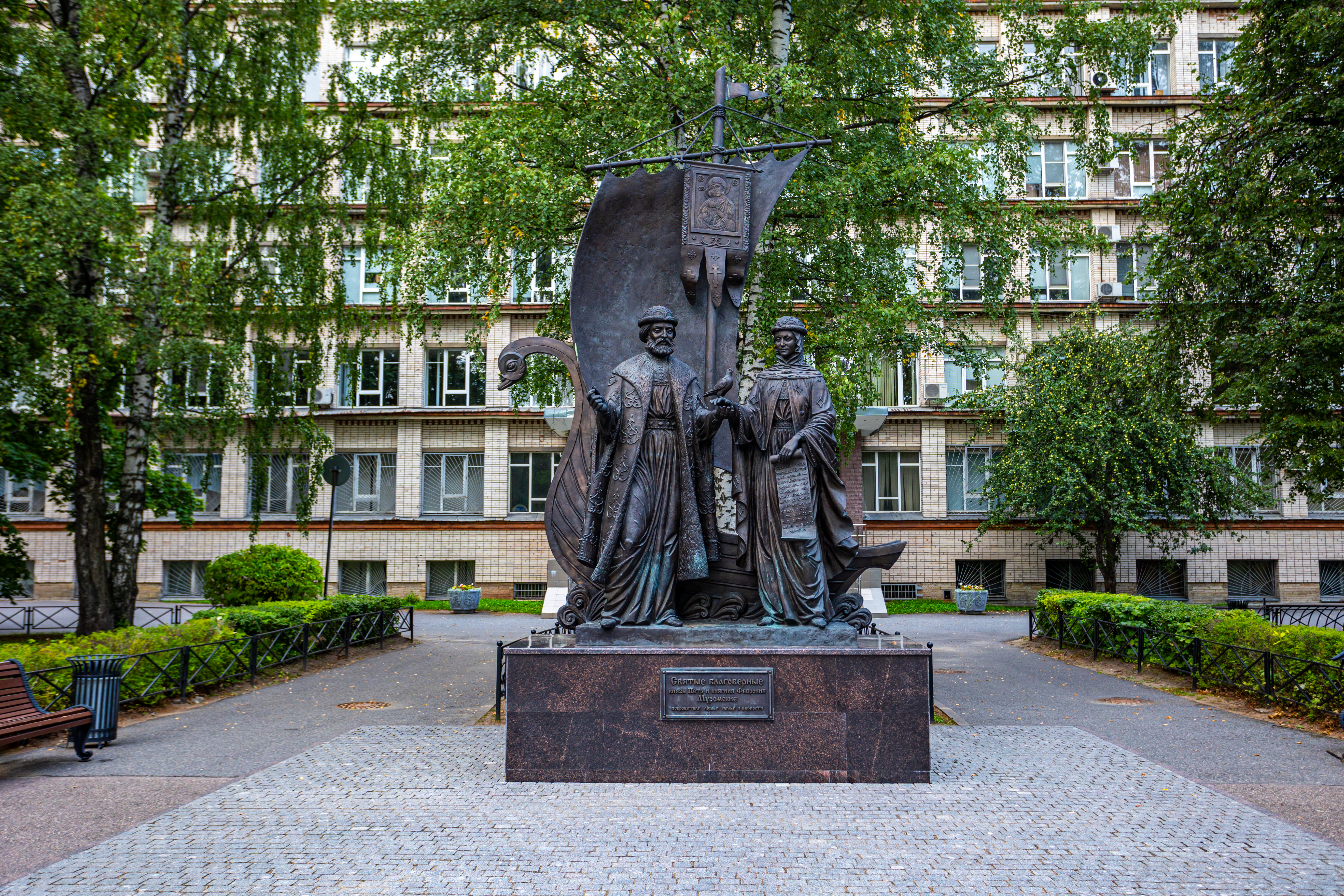Монумент «Святые благоверные Петр и Феврония Муромские»