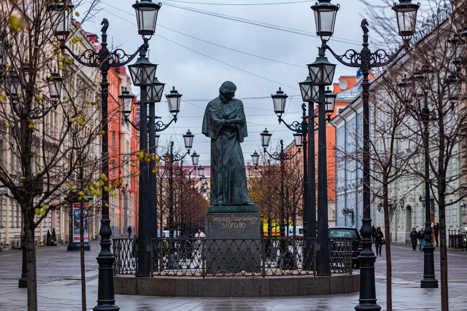Памятник Н.В. Гоголю на Малой Конюшенной улице
