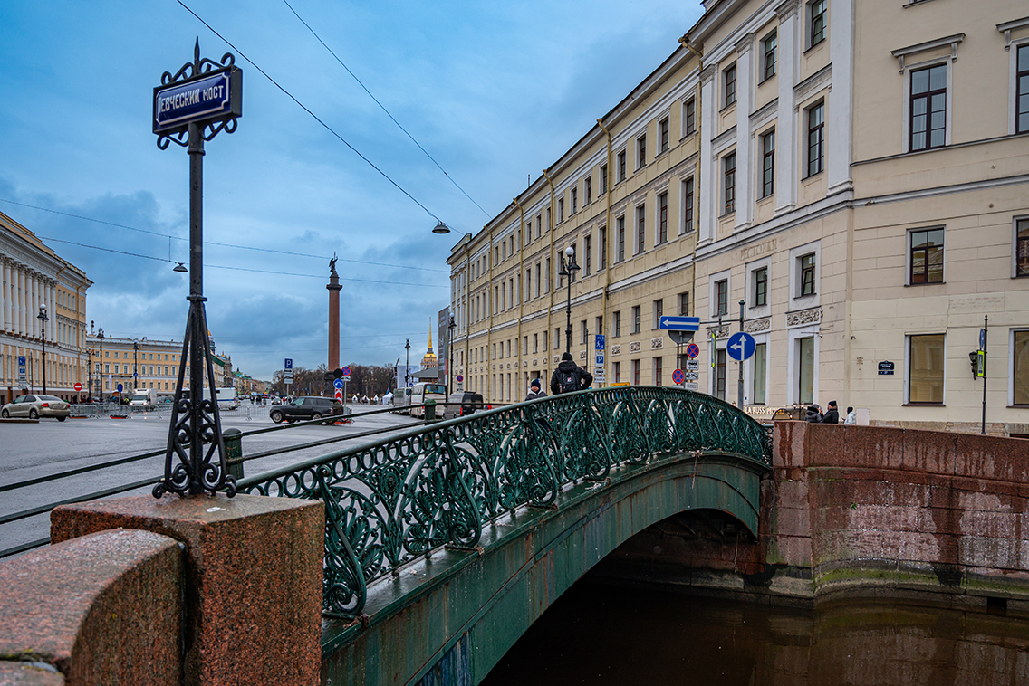 Pevchesky Bridge