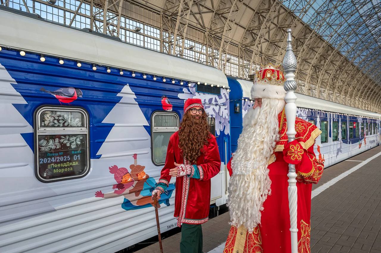 Дед Мороз спешит на праздник с чудной ёлкой на плечах!