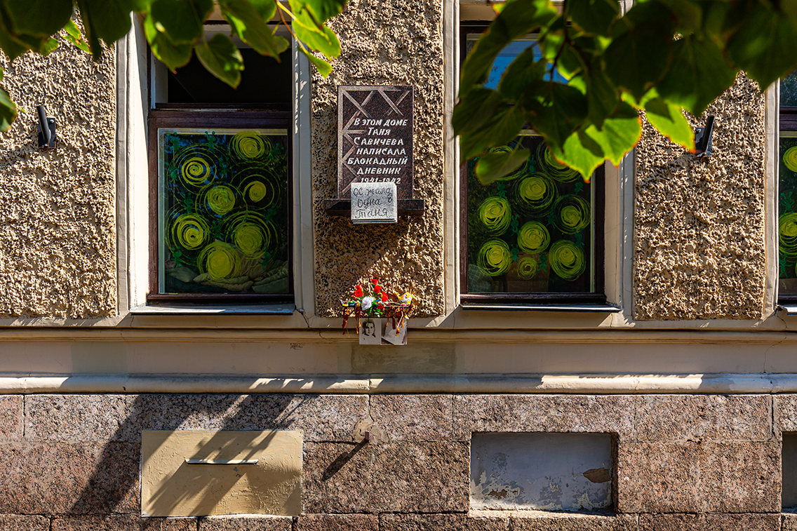 Memorial plaque on Tanya Savicheva’s house in St. Petersburg 