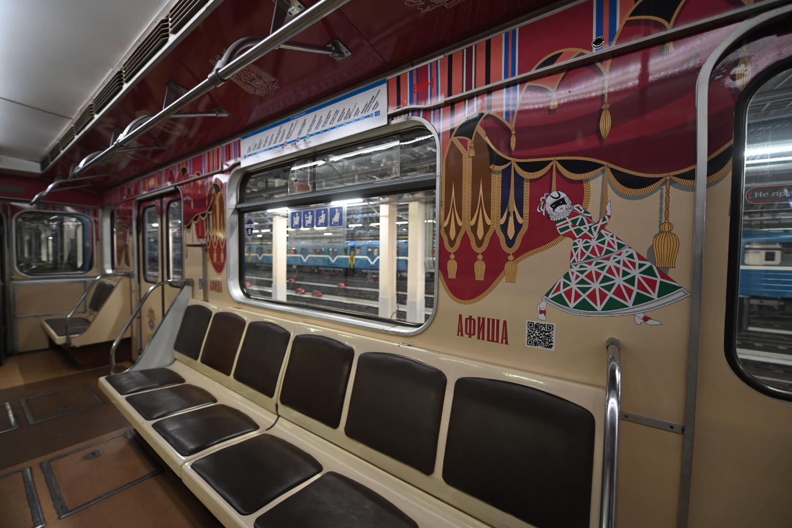 В петербургском метрополитене появился тематический поезд «Александринский состав»