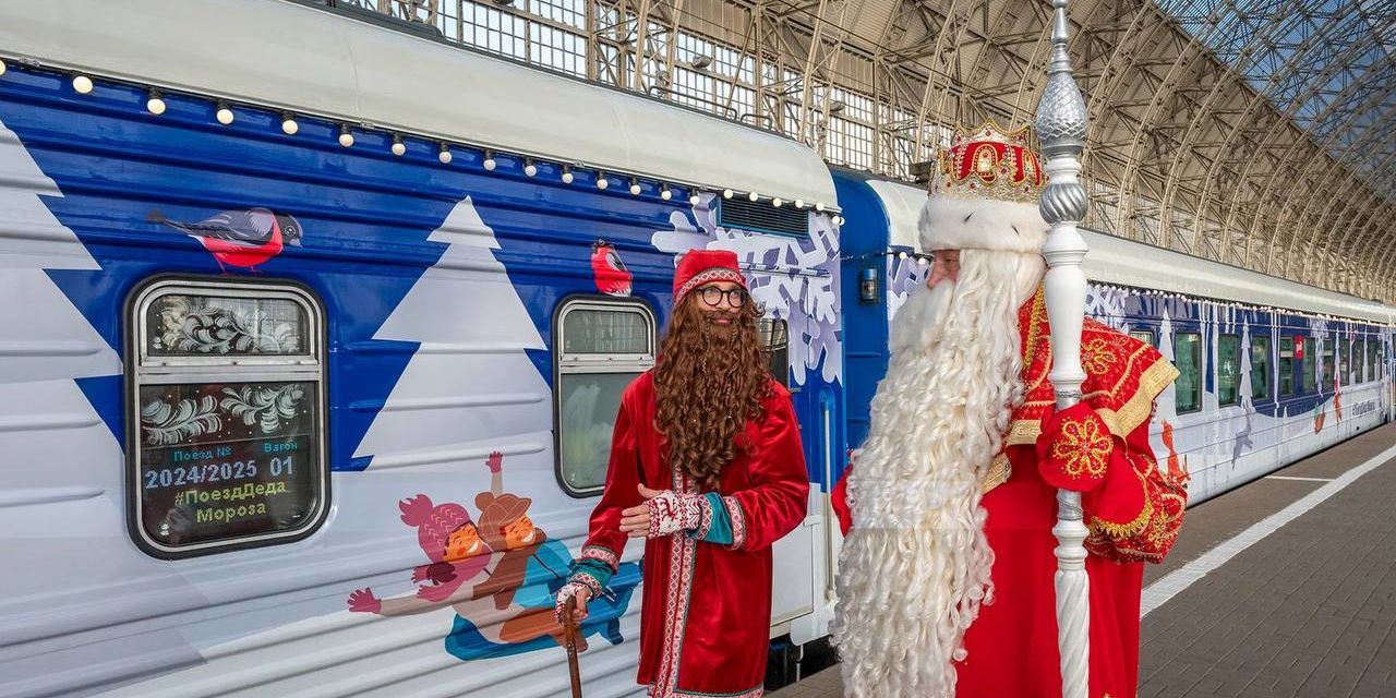 Дед Мороз спешит на праздник с чудной ёлкой на плечах!