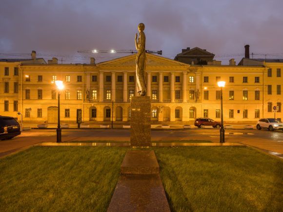 Monument to Anna Akhmatova