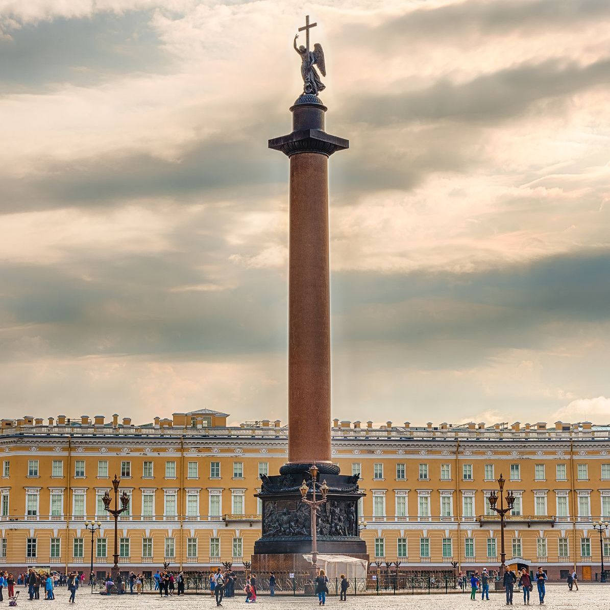 47 Метровая колонна на Дворцовой площади в Санкт-Петербурге