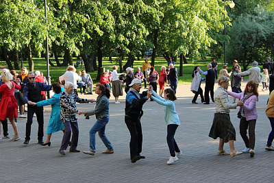 Танцевально-развлекательные мероприятия «Летние встречи в парке»