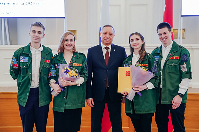 Вручение Почетного знамени Губернатора Санкт-Петербурга лучшему студенческому отряду города по итогам 2025 года