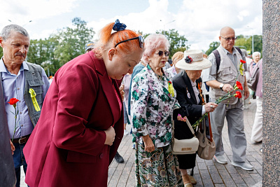 Торжественно-траурная церемония возложения цветов, посвященная Дню окончания Ленинградской битвы