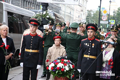 Торжественно- траурный митинг у мемориальной доски «Героизму  и мужеству ленинградцев» (май)