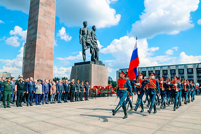 Торжественная церемония возложения цветов к Монументу героическим защитникам Ленинграда в память об участниках Ленинградской битвы