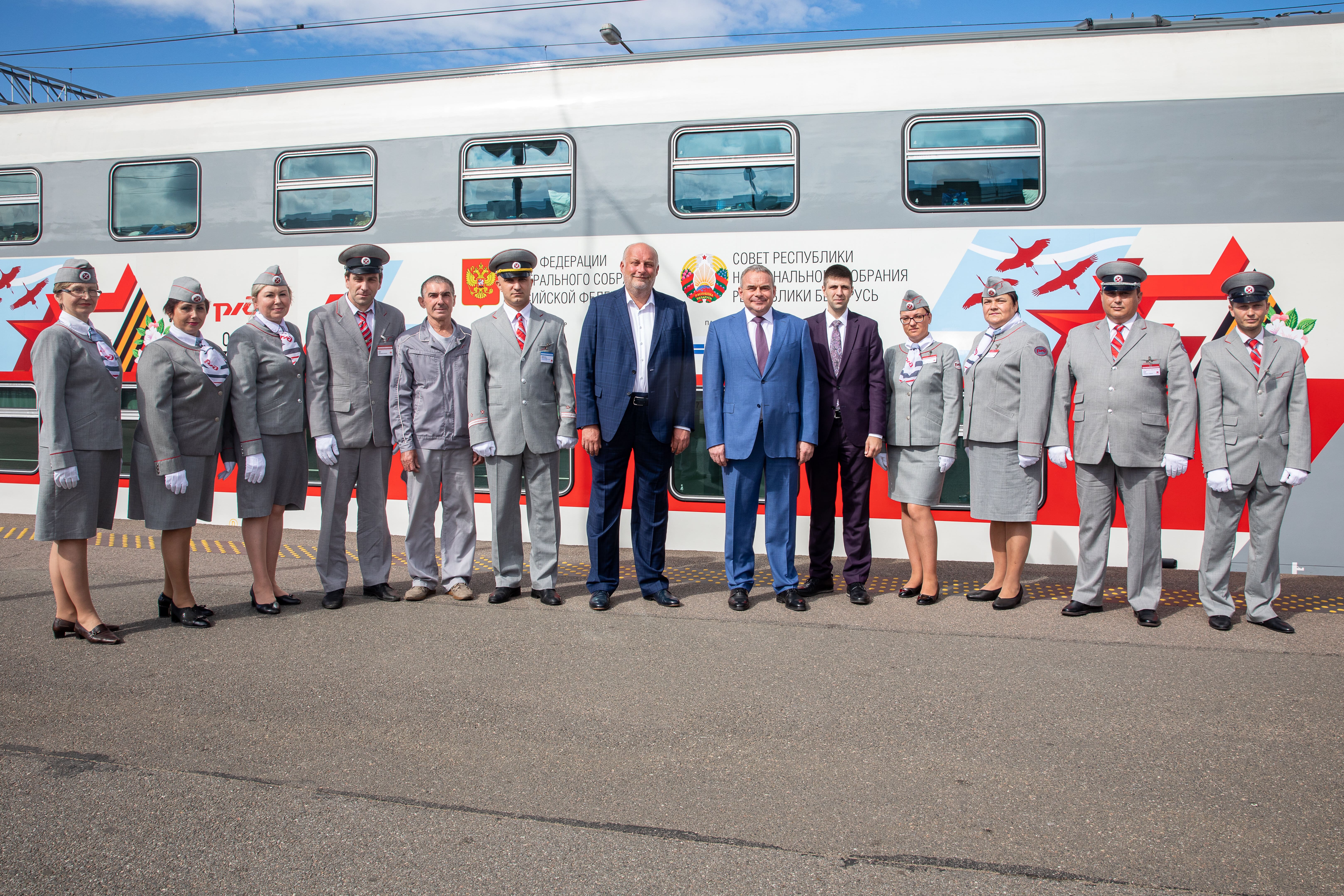 Новый туристский поезд встретили в Петербурге
